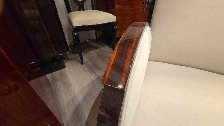 Salon Art Déco Club en ébène de Macassar – Ensemble canapé et fauteuils restaurés en velours beige – Image 15